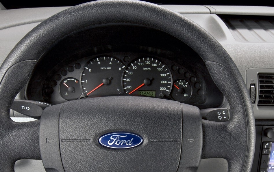 Addio all'inventore della freccia che indica il lato del rifornimento