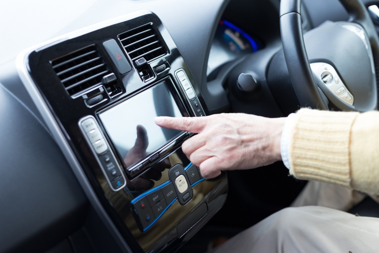 Distrazione tra le maggiori cause degli incidenti: Allianz critica i touchscreen