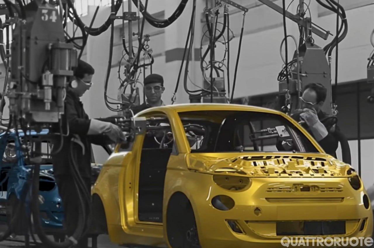 Lo spot che fa rinascere Mirafiori con la 500 Hybrid e l'IA