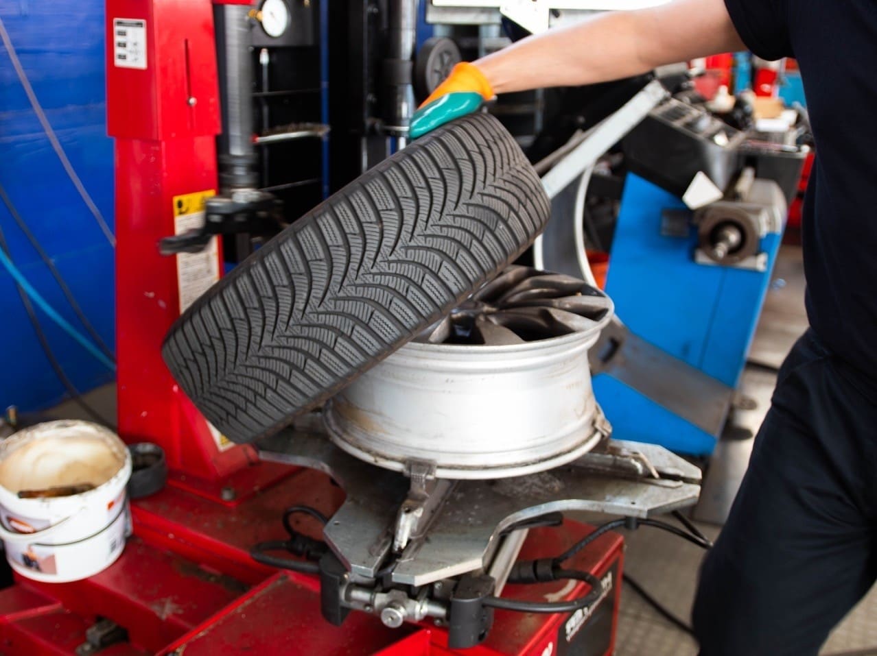 Dal 15 aprile stop all'obbligo di pneumatici invernali: cosa conviene fare per il cambio gomme