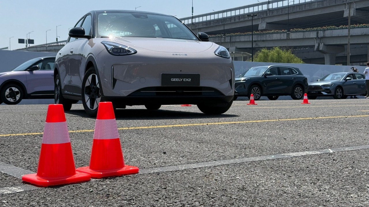 Geely E2: come va l’auto cinese che insidia le citycar europee - VIDEO