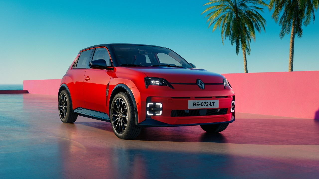Renault 5: 15 CV in più, stesso prezzo. Cosa cambia sulla Five da 24.950 euro