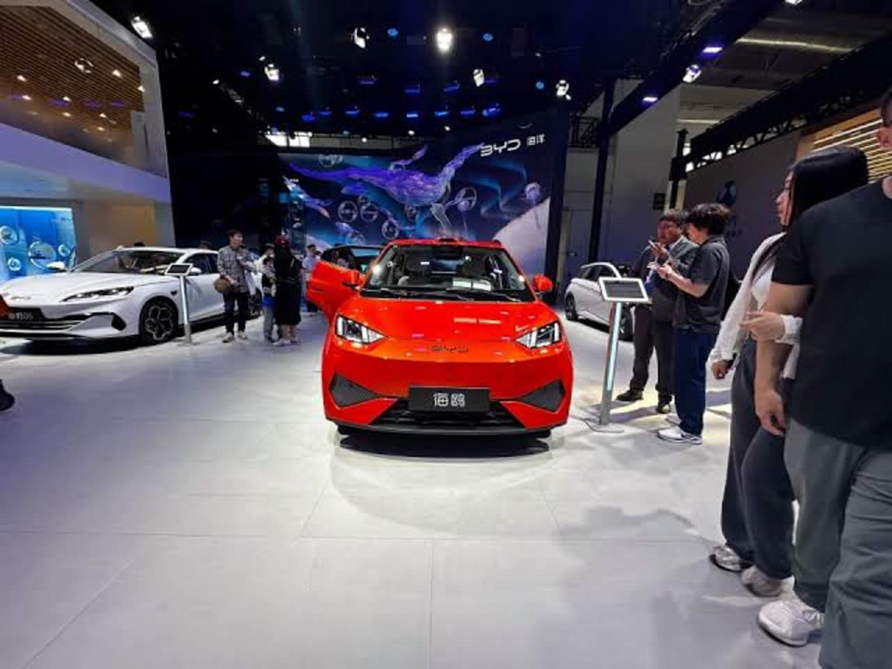 Meno patria, più Europa: l'auto cinese rallenta ancora in casa e vola all'estero