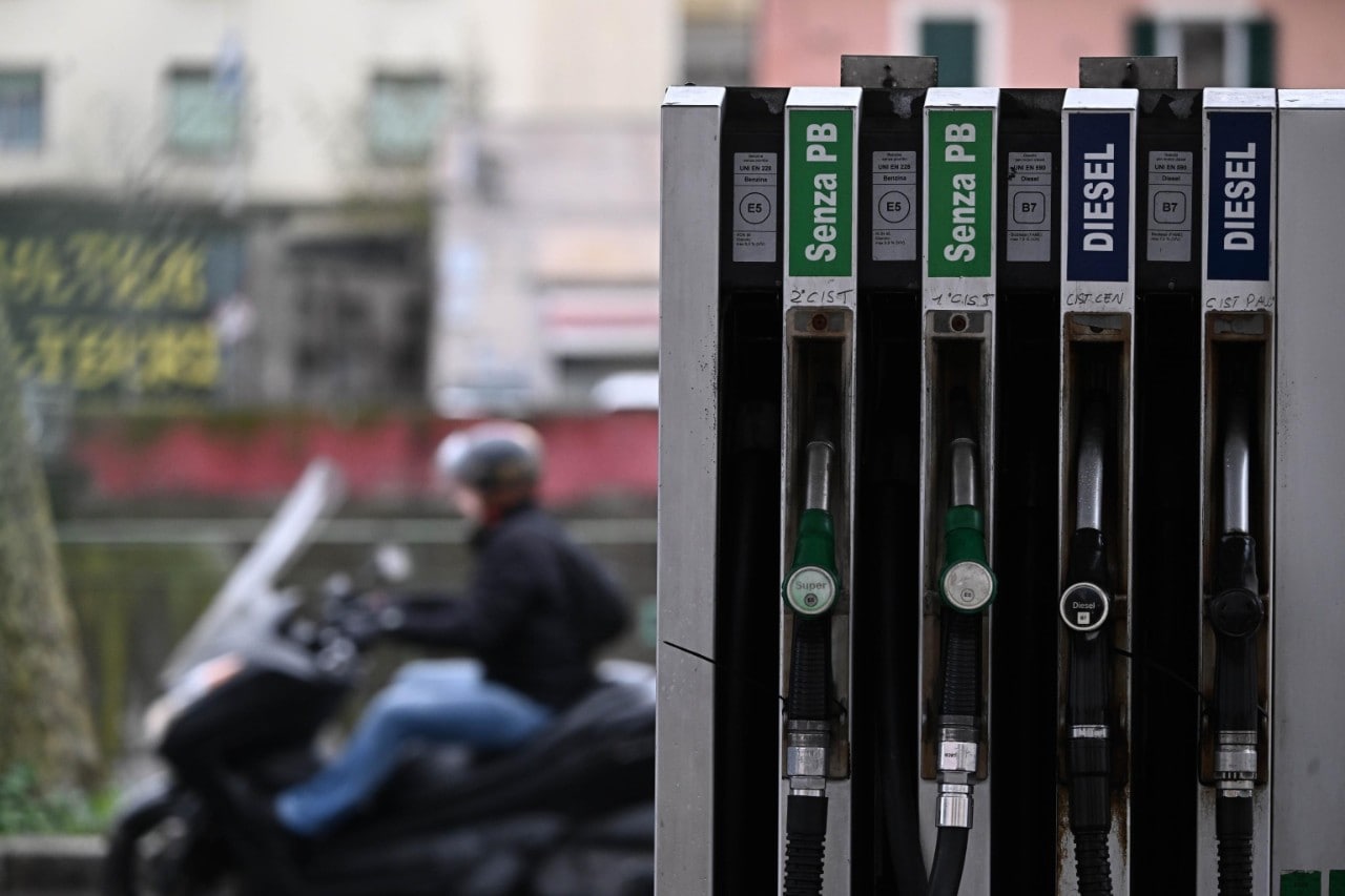 Scade il taglio delle accise, salgono i prezzi: quanto costeranno benzina e diesel da domani