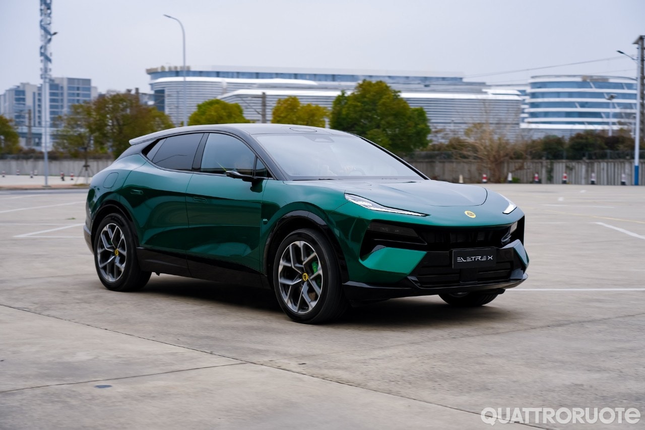 Lotus Eletre X, l'hyper SUV che è anche hyper hybrid: ha 952 CV e promette 1.200 km di autonomia