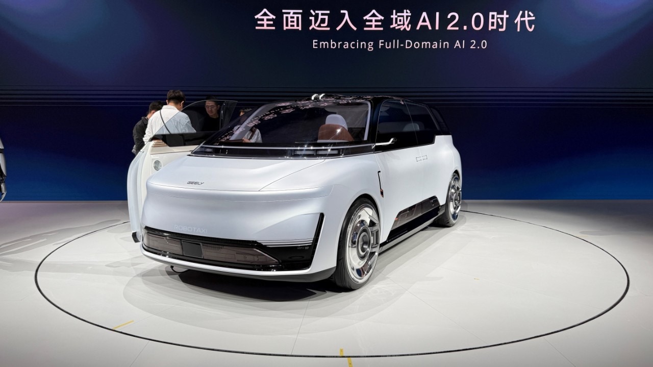 Geely Eva Cab, il robotaxi senza volante che paga l’autostrada da solo