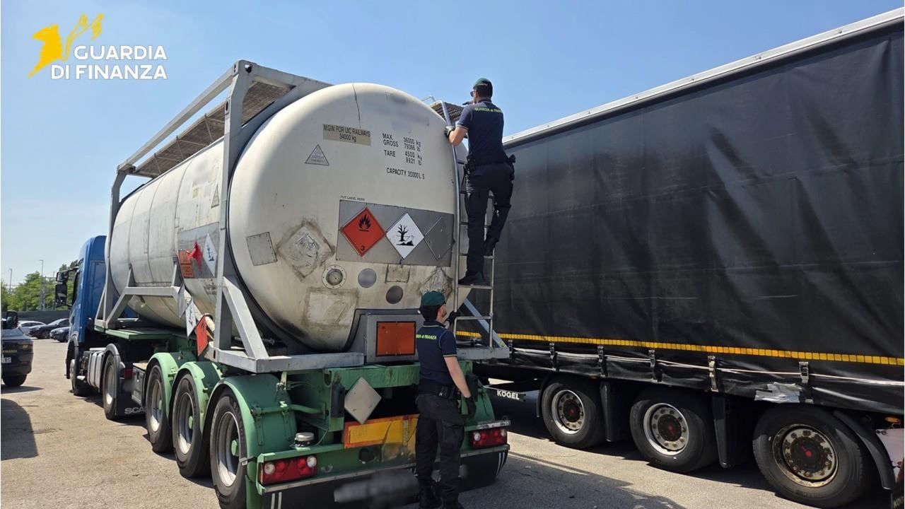 Pareva solvente, era benzina di contrabbando: sequestrata una cisterna da 33.000 litri