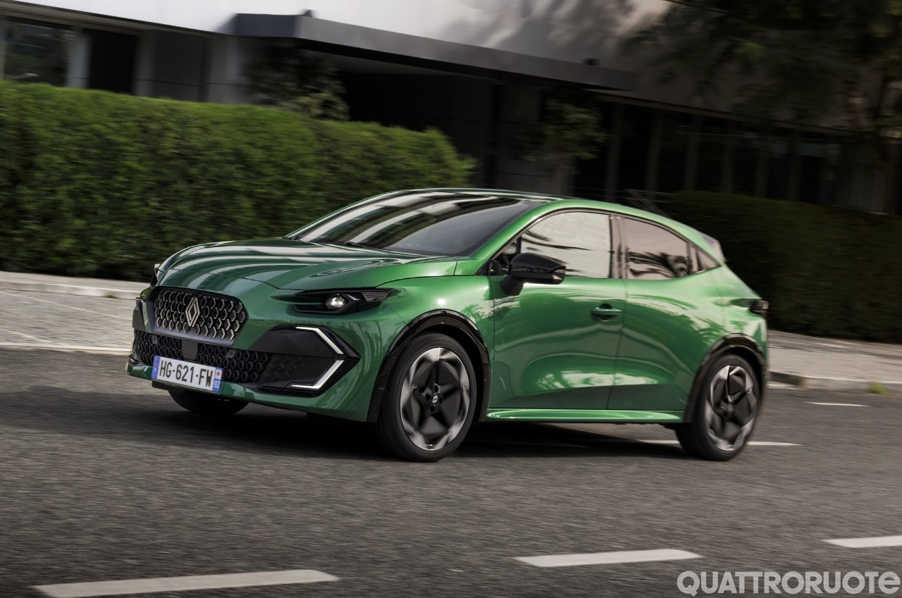 Clio, T-Roc e 208: testa a testa per l’auto più venduta d’Europa ("ballano" solo 147 unità)