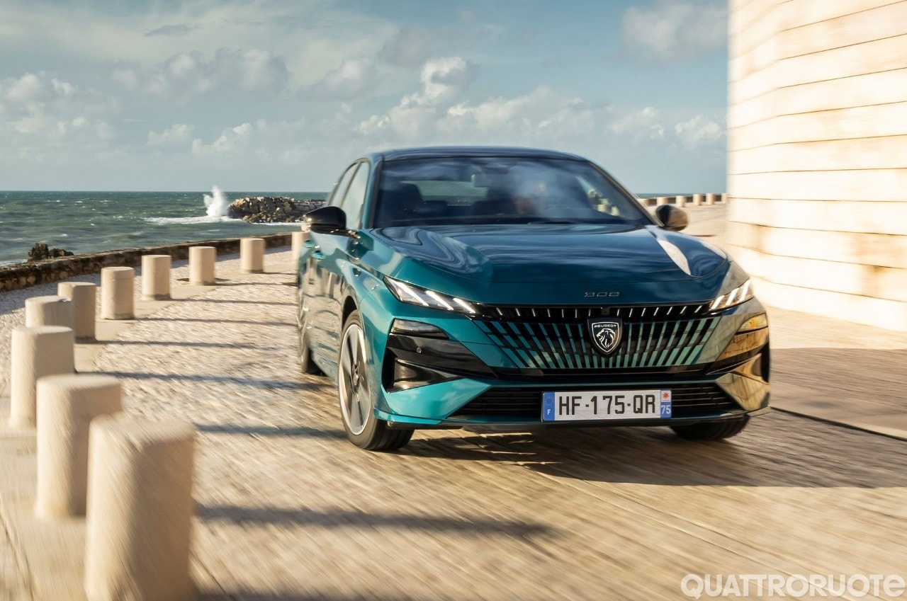Peugeot 308 restyling: i prezzi e le caratteristiche dell'ibrida plug-in, berlina o station wagon