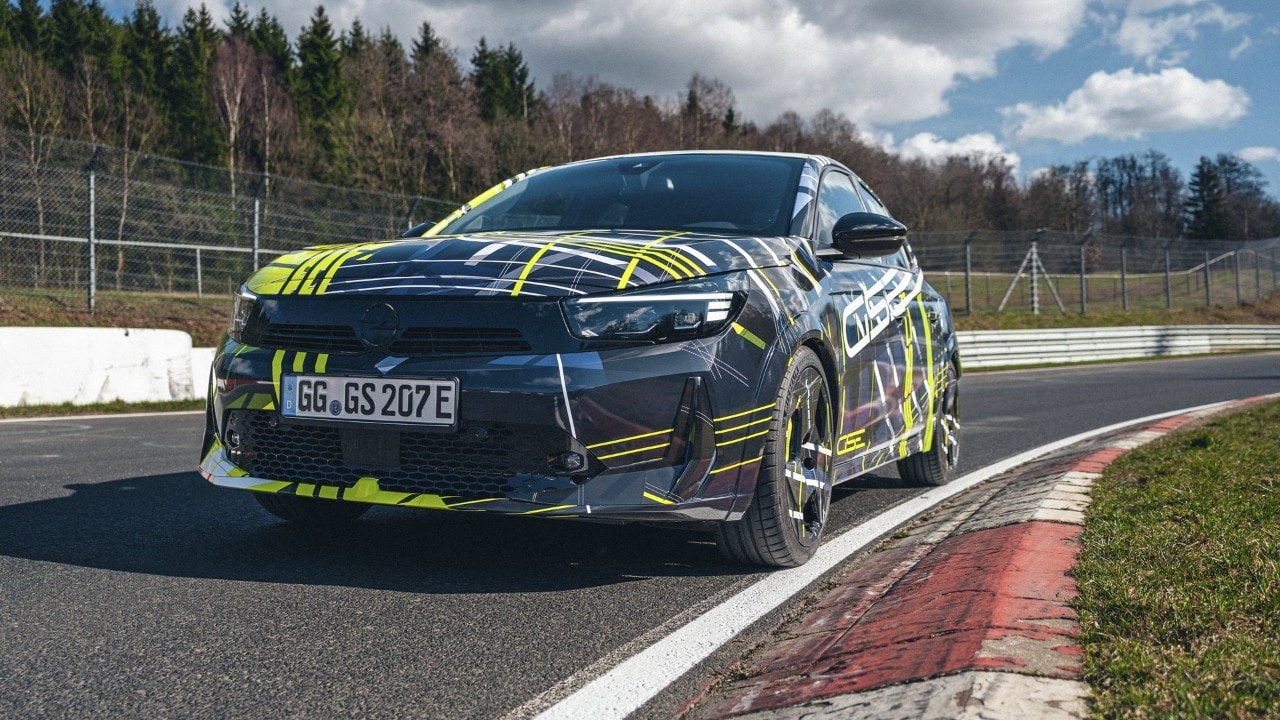 Opel Corsa GSE, camuffatura anni Ottanta per la hot hatch elettrica da 281 CV