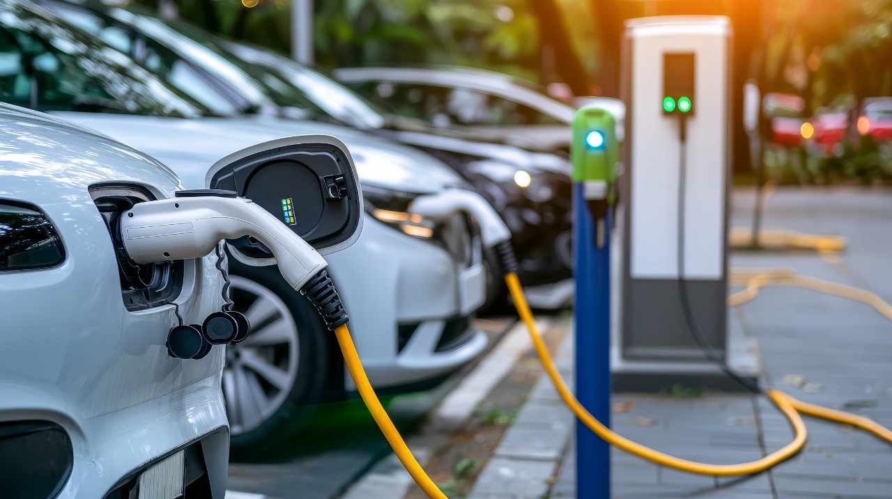 Il caro carburanti scatena davvero la corsa alle elettriche? Ecco cosa dicono i numeri