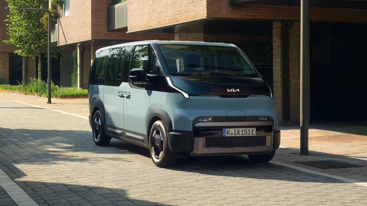 Il van elettrico di Kia ora porta sette persone: ecco il PV5 Passenger con tre file di sedili
