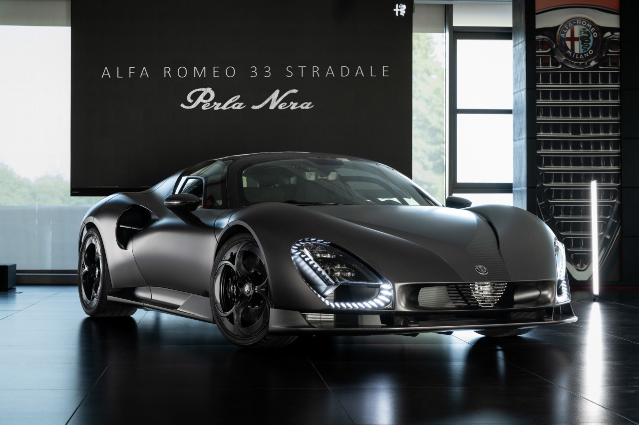 Un'Alfa unica al mondo: ecco la 33 Stradale Perla Nera con carbonio opaco a vista