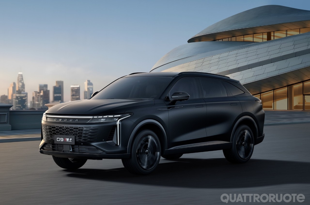 Omoda 9 SHS-P Black Knight Edition, l’ibrida plug-in vestita di nero: prezzo e dotazioni