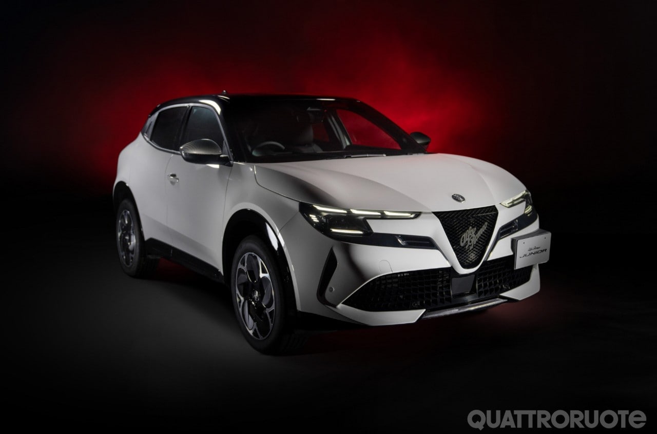 Alfa Romeo Junior Edizione Bianco: torna la targa laterale, ma solo in Giappone