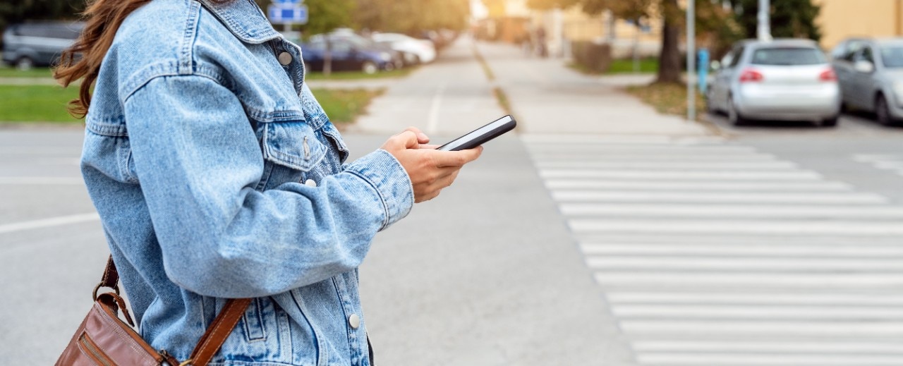 Multe per i pedoni che attraversano col telefono: il nuovo Codice cambia le regole