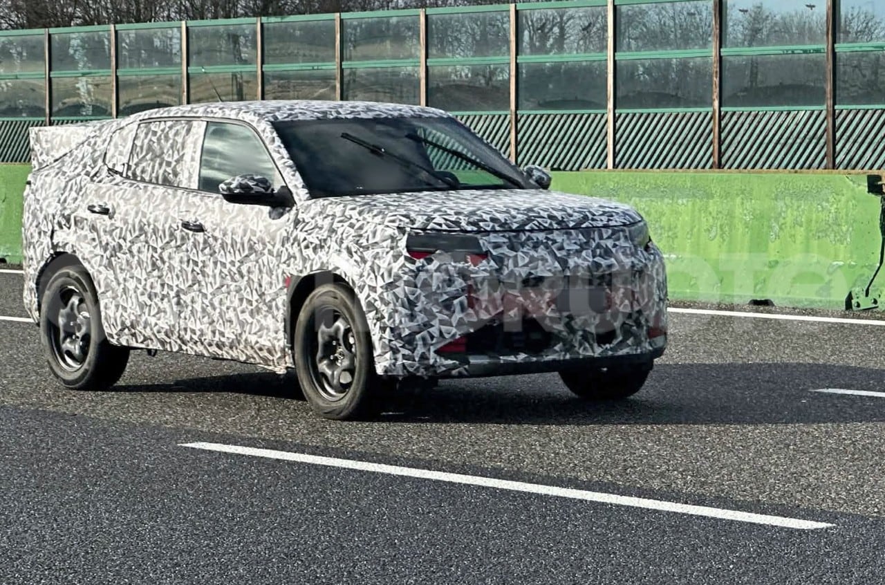 Fiat Fastback: nuove foto spia rivelano gli interni e il design di fari e lunotto