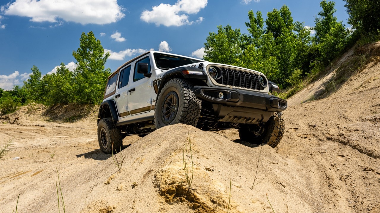Dettagli in color bronzo, soft top beige e pneumatici da 35": la Wrangler Laredo è tornata