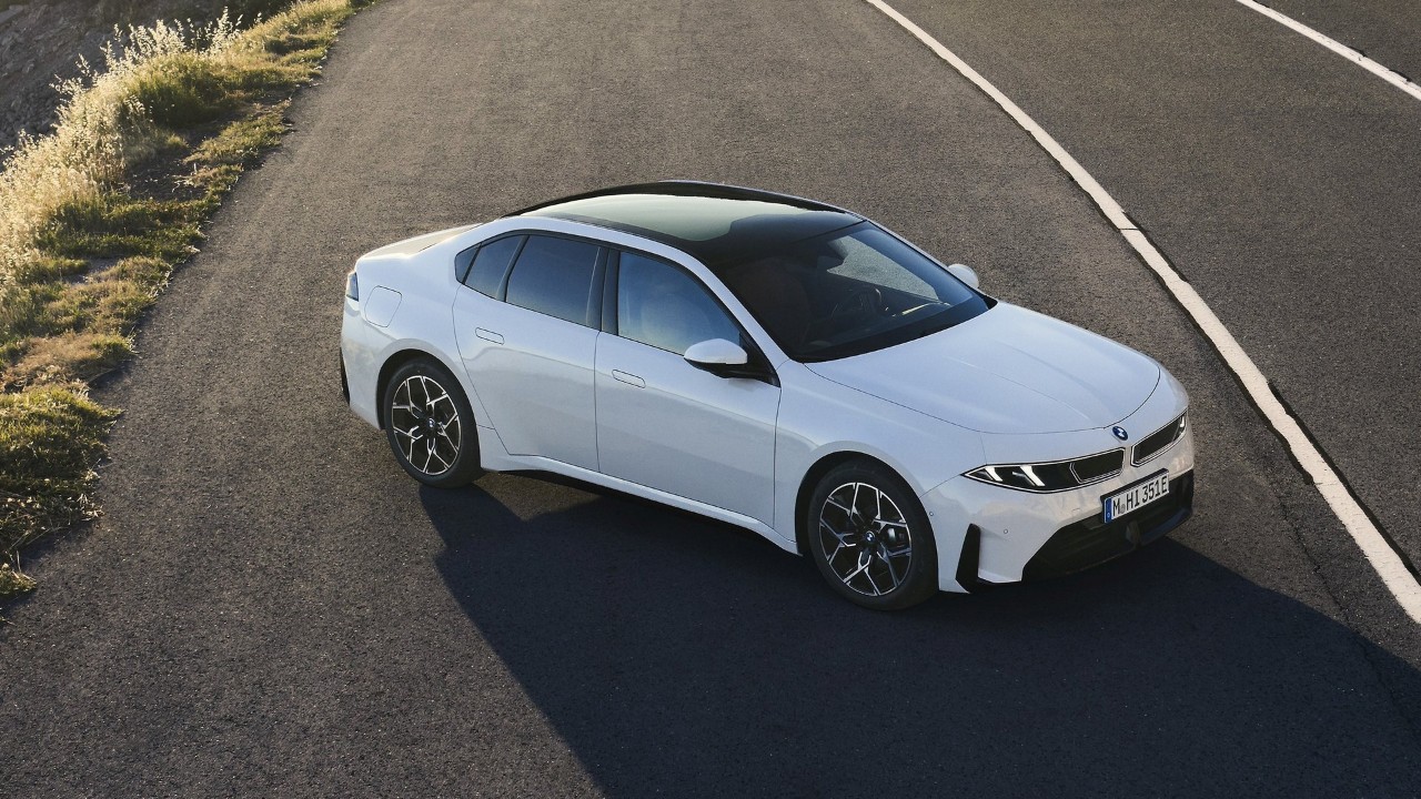 Nuova BMW i3 50 xDrive: quanto costa e cosa cambia tra base e First Edition