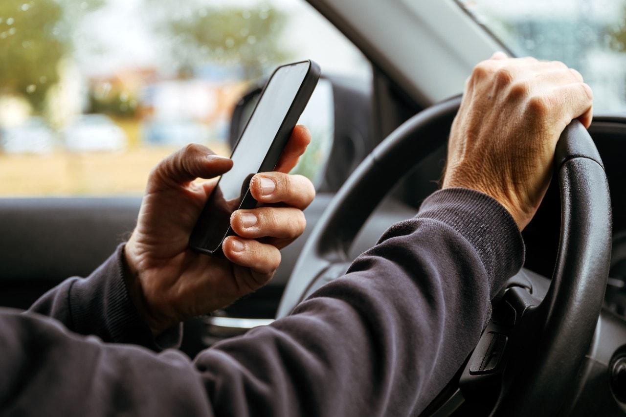 Il concetto di distrazione entra nel nuovo Codice della strada: ecco le nuove multe