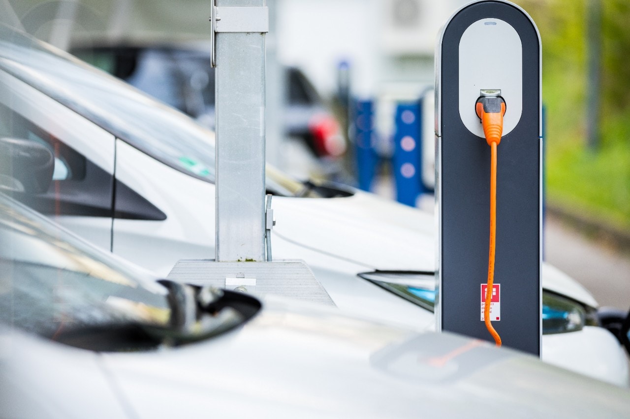 Auto elettrica: solo l'8% degli europei intende comprarne una, in Italia ancora meno
