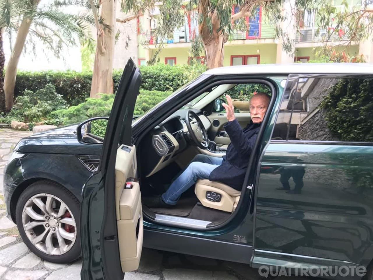 Alfa Romeo, Ferrari, Mini Cooper: le auto che raccontano la vita di Gino Paoli