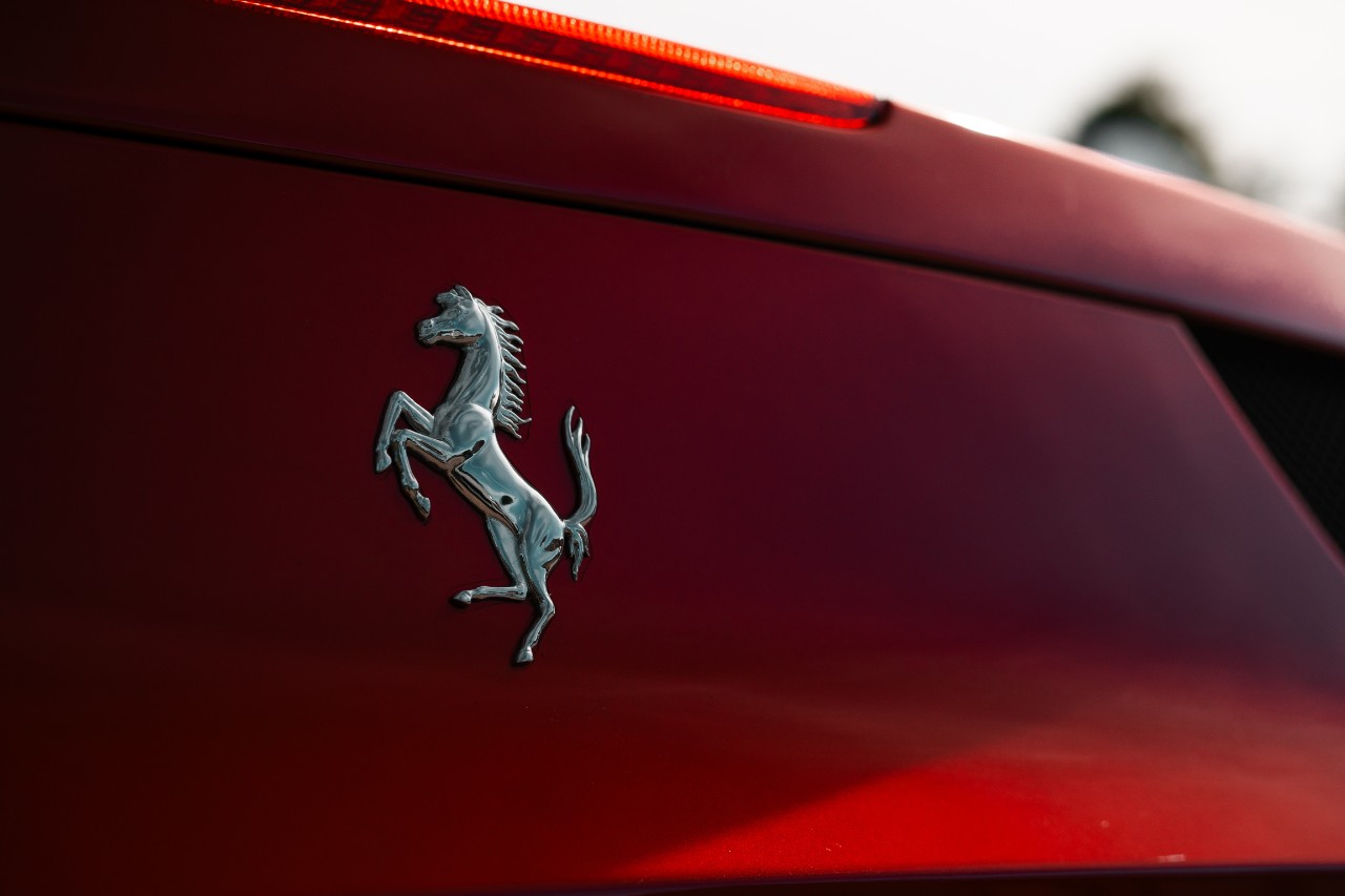 Ferrari, 2025 in crescita oltre le attese, ma per il 2026 punta ancora più in alto