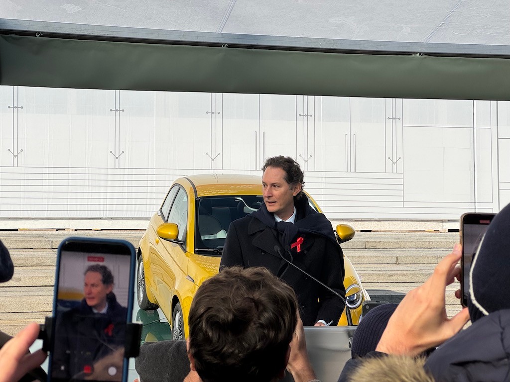 Elkann: "I clienti non sono pronti per le elettriche, rischiamo il declino irreversibile"