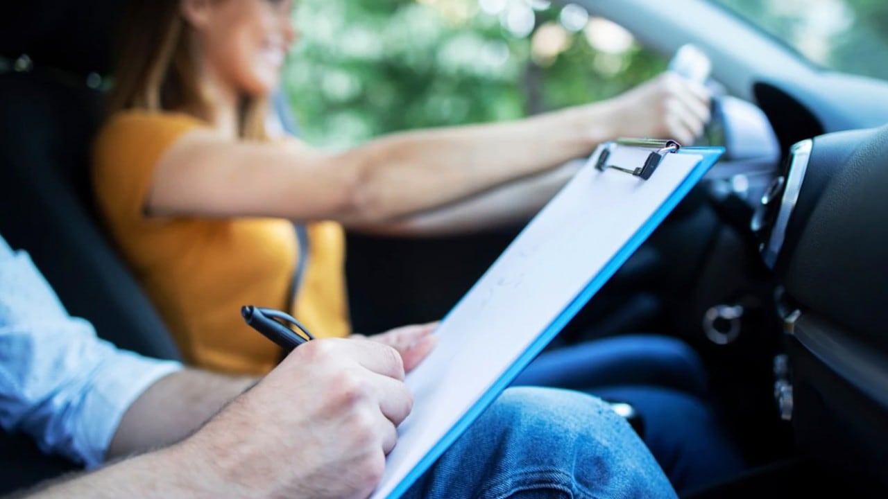 Patente B a 17 anni, ma non si potrà guidare da soli: le nuove regole
