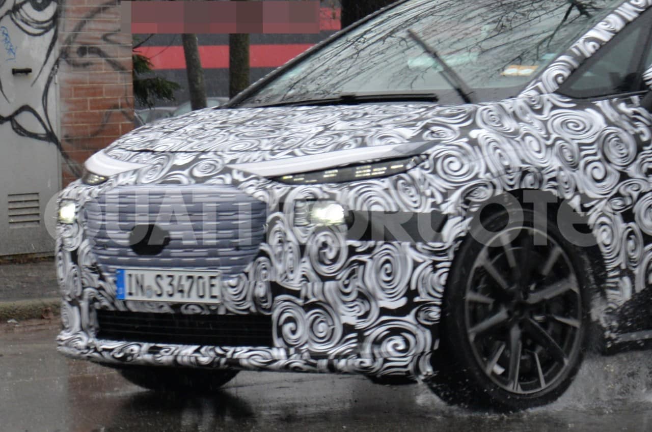 Audi A2 e-tron: nuove foto tra strada e ricarica