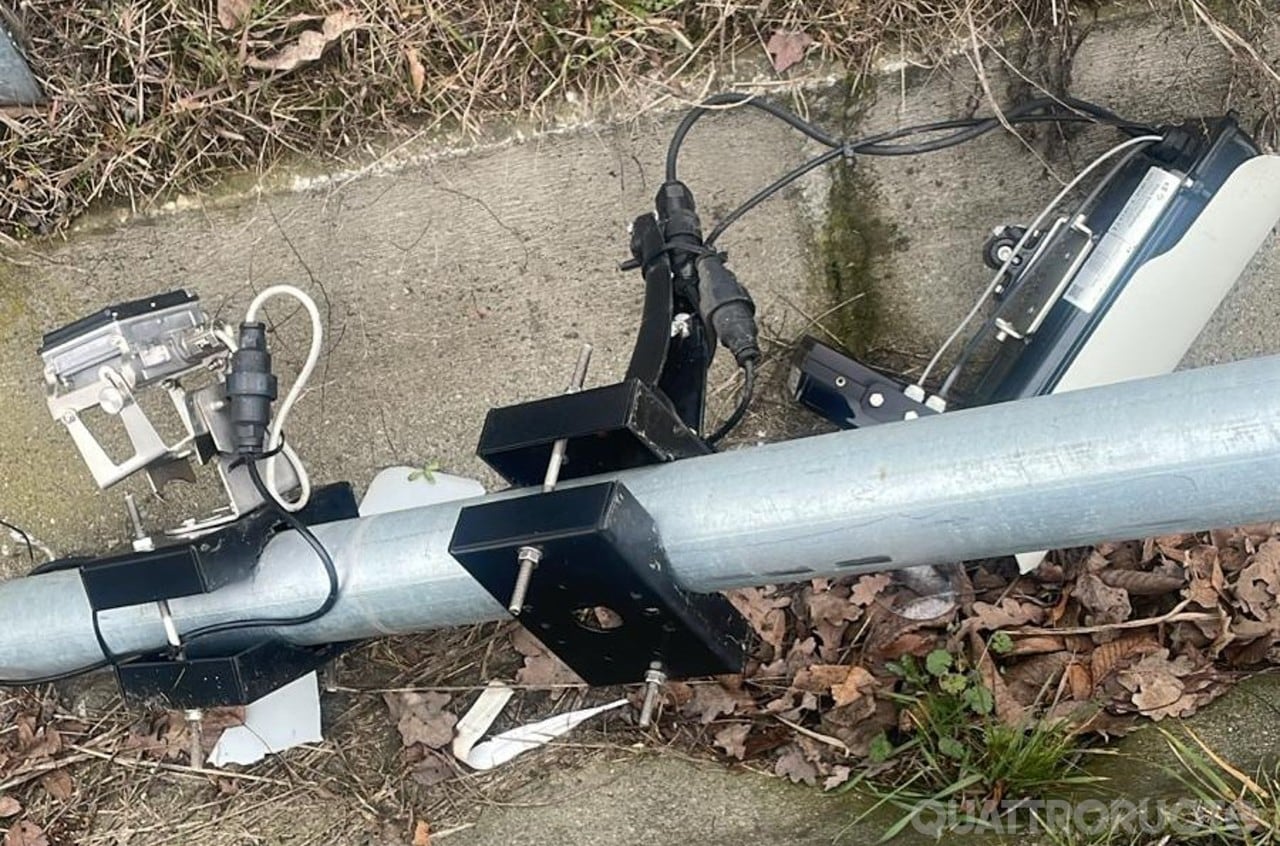 Fleximan torna a colpire: altri due autovelox segati nella notte