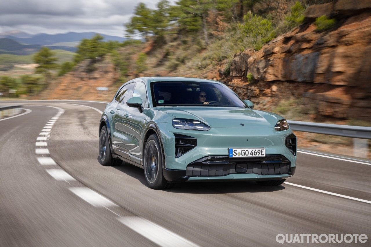 Nuova Porsche Cayenne, non pensate all’elettrico: qui c’è una guida da riferimento assoluto - VIDEO