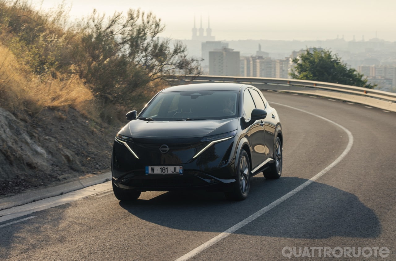 Nissan Ariya: coi pannelli solari guadagna fino a 23 km di autonomia al giorno