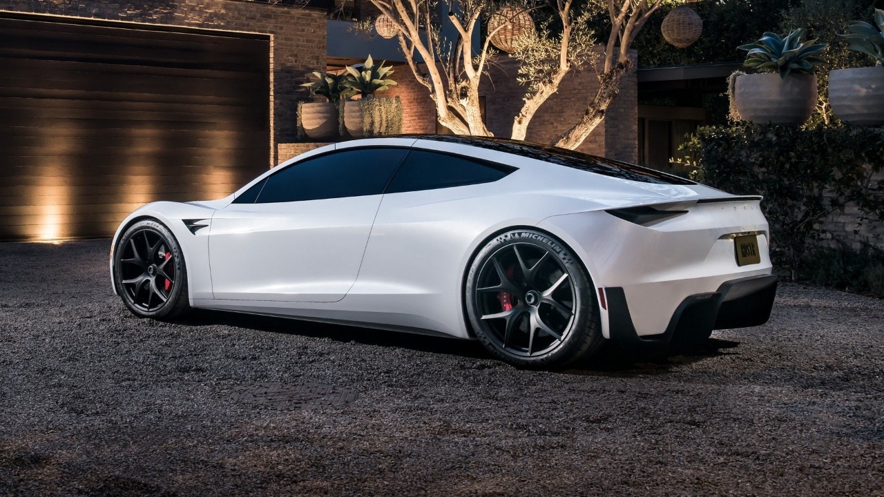 Tesla Roadster, nuovo rinvio: c'entrano i razzi di SpaceX