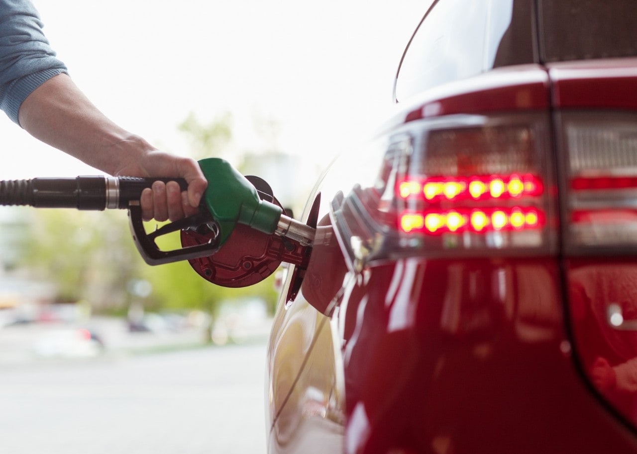 Accise prorogate e sconto dimezzato sul diesel: cosa cambia per chi fa il pieno