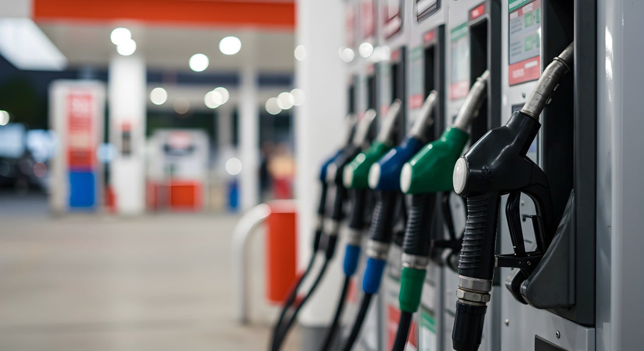 Carburanti, nuova stangata alla pompa: benzina oltre 2,1 euro, diesel sopra quota 2,2