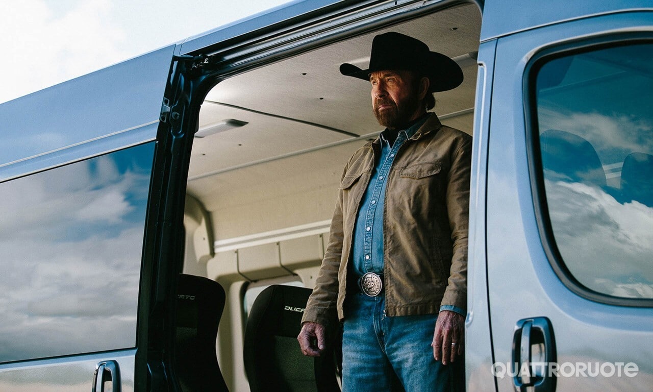 Addio a Chuck Norris, l’uomo con le muscle car in garage e il volto sui furgoni Fiat