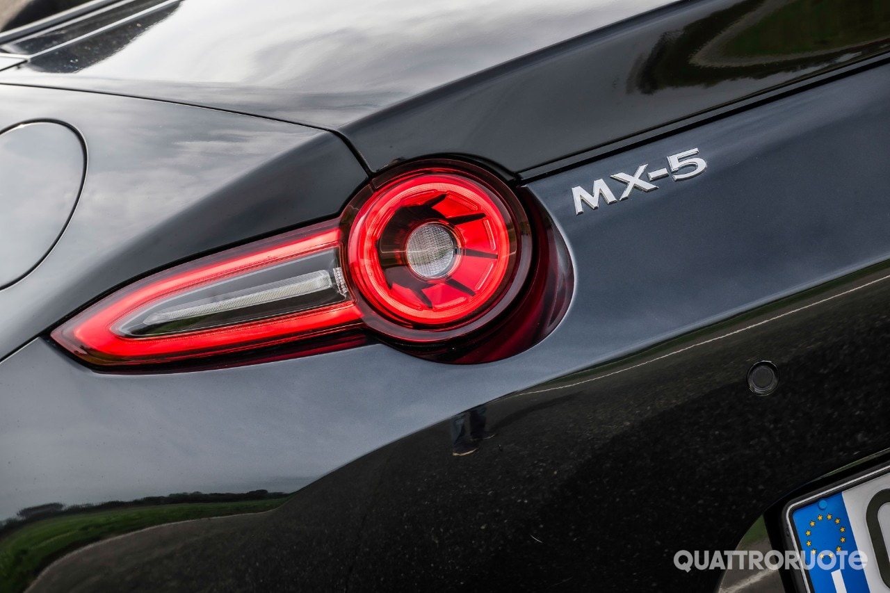Mazda prepara la nuova MX-5: benzina al debutto, forse ibrida. Elettrica se servirà