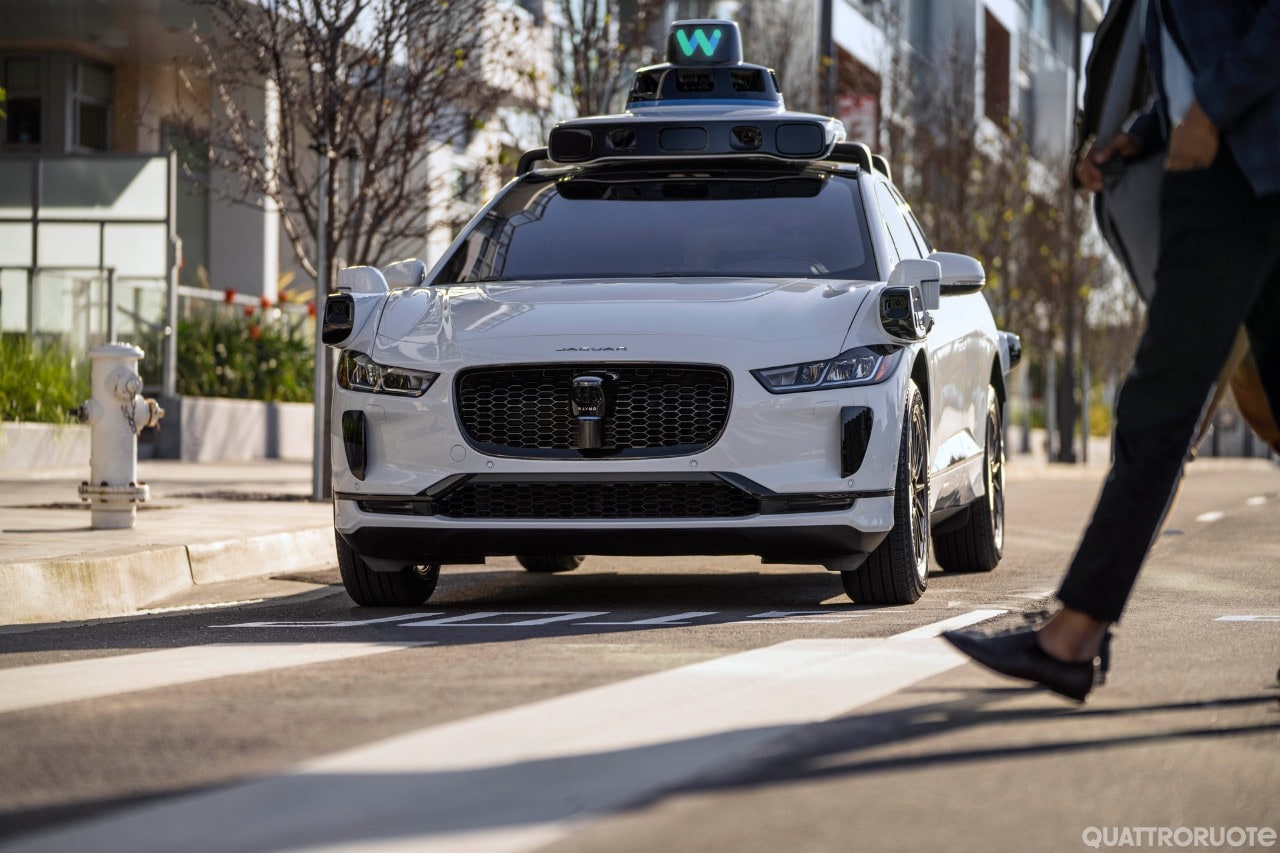 I robotaxi entrano nei cantieri chiusi: Waymo richiama 3.900 auto